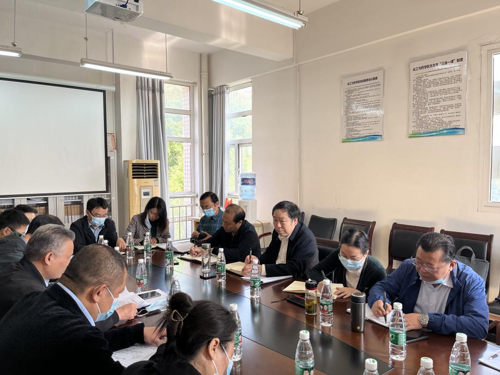 校党委书记王学民调研化工与药学院